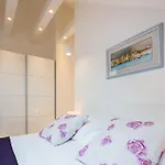 Laura Lux Πανσιόν