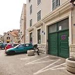 Laura Lux Σπλιτ
