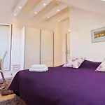 ラウラ ラックス スイーツ ゲストハウス 4*