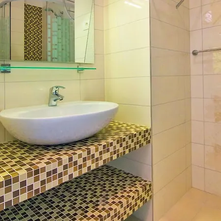 Laura Lux 4* سبليت