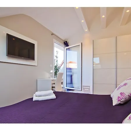 Laura Lux 4* سبليت