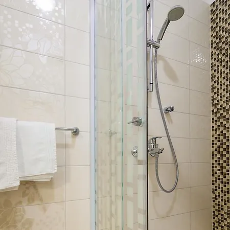 Laura Lux 4* سبليت