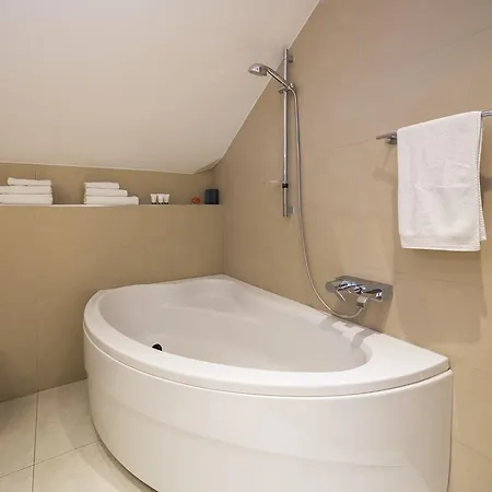 Laura Lux 4* سبليت