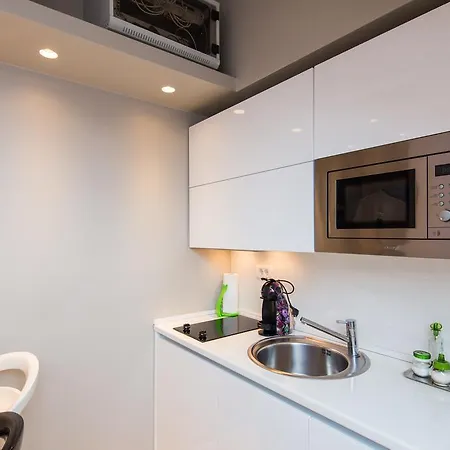 Laura Lux سبليت