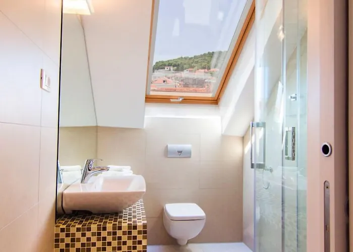 Πανσιόν Laura Lux 4*