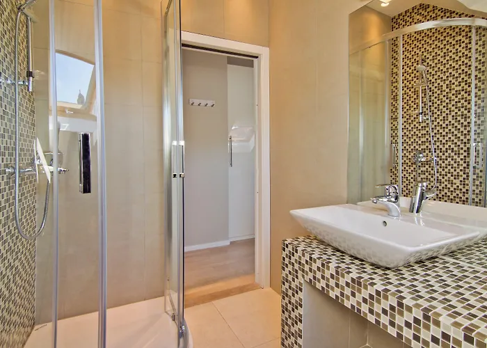 Laura Lux Πανσιόν Σπλιτ