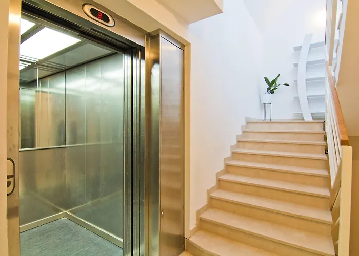 Laura Lux Πανσιόν Σπλιτ