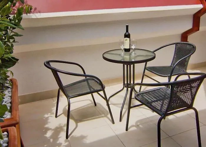 Laura Lux 4* Σπλιτ