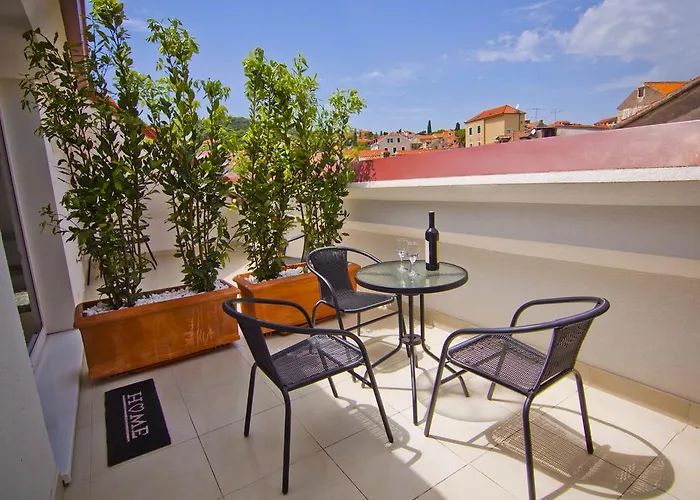 Laura Lux 4* Σπλιτ