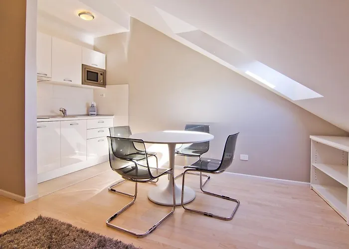 Laura Lux Πανσιόν