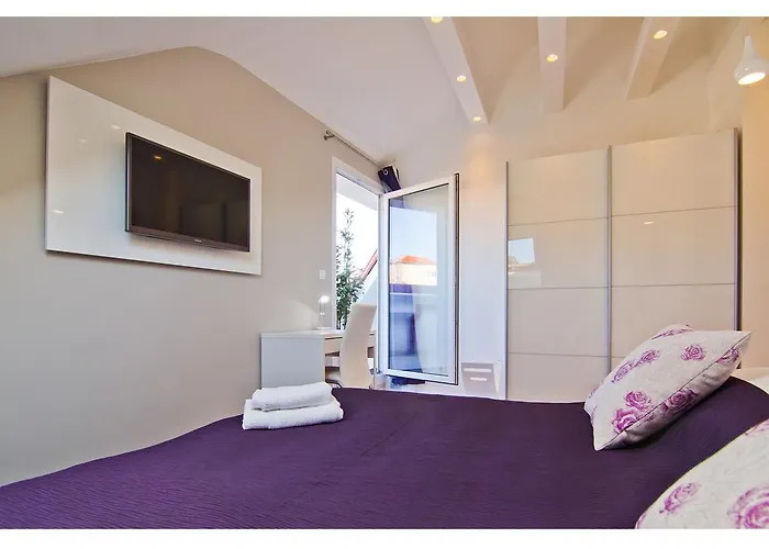 Laura Lux 4* Σπλιτ