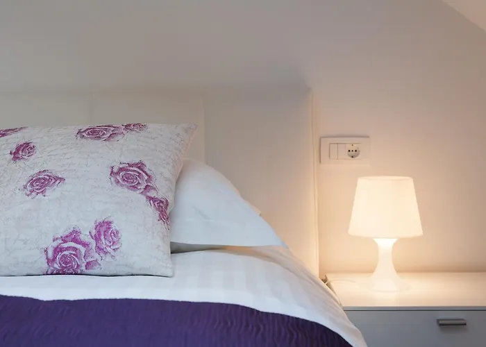 Laura Lux Πανσιόν Σπλιτ