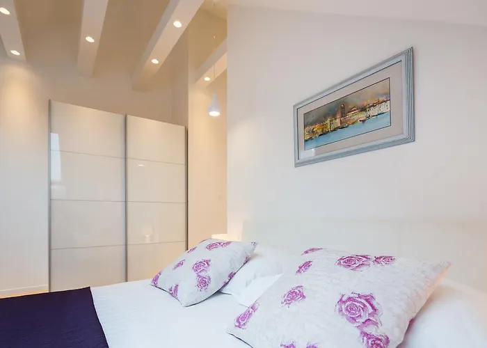 Laura Lux Πανσιόν