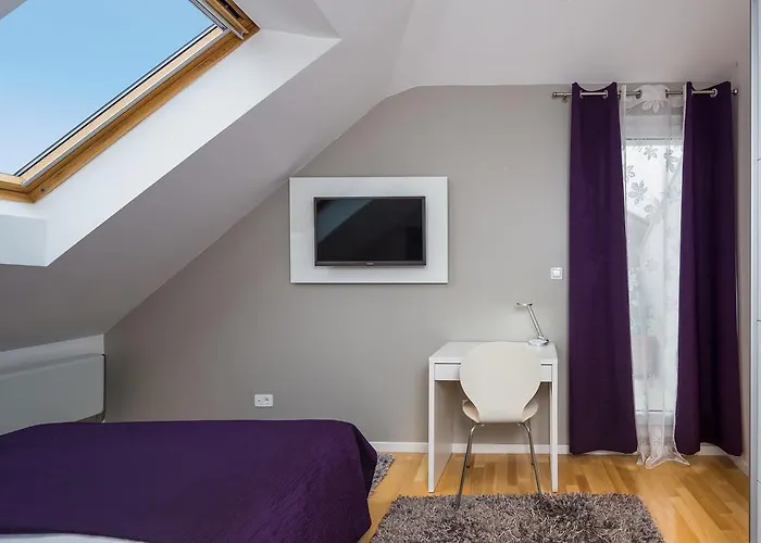 Laura Lux Πανσιόν