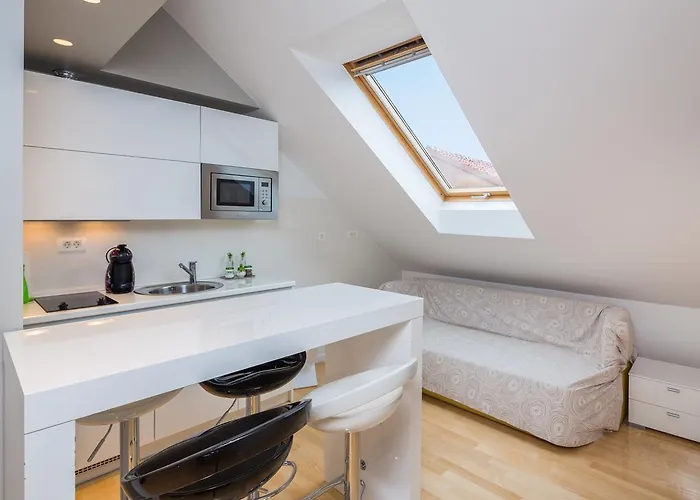 Laura Lux 4* Σπλιτ