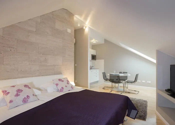 Laura Lux Πανσιόν 4*