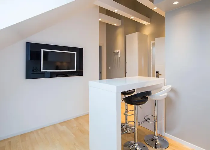 Laura Lux Πανσιόν