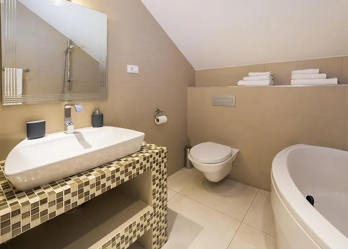 Laura Lux 4* Σπλιτ