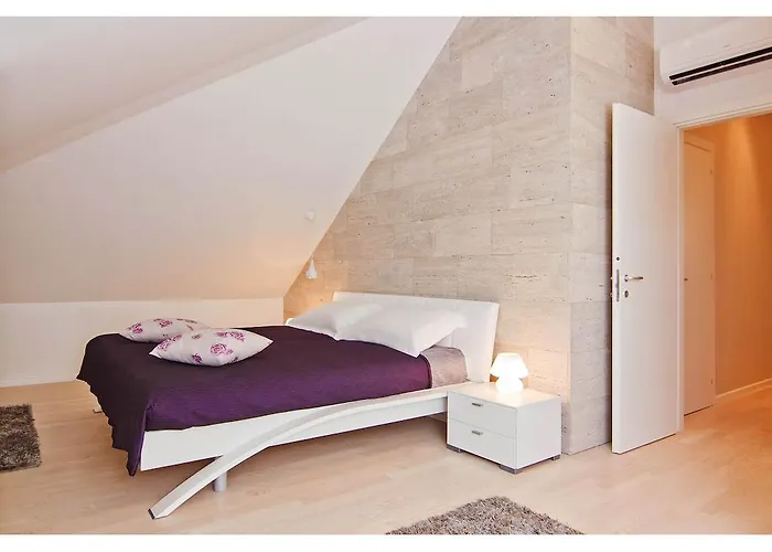 Laura Lux Σπλιτ