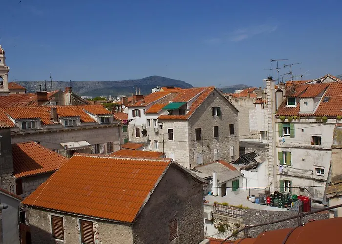 Laura Lux Πανσιόν