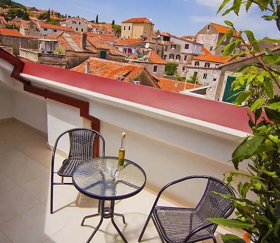 Laura Lux Πανσιόν 4*