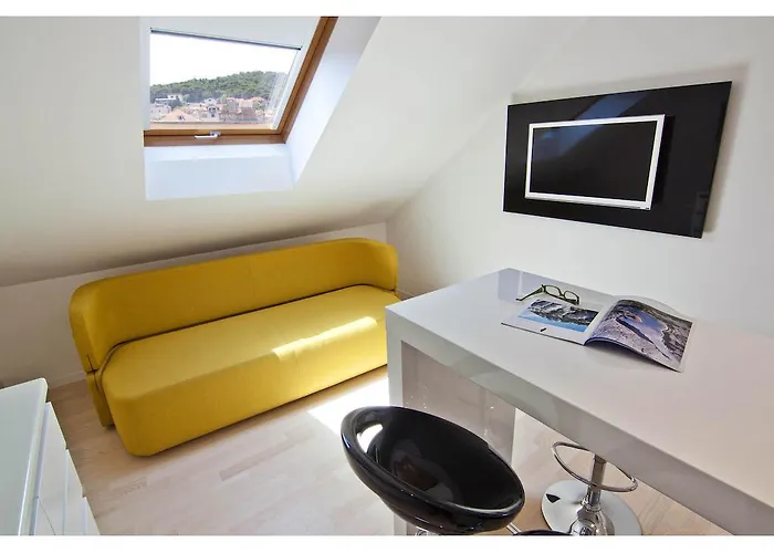 Laura Lux Πανσιόν