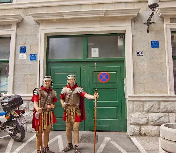 Πανσιόν Laura Lux Σπλιτ