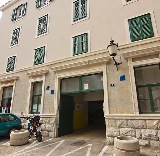 Πανσιόν Laura Lux 4*